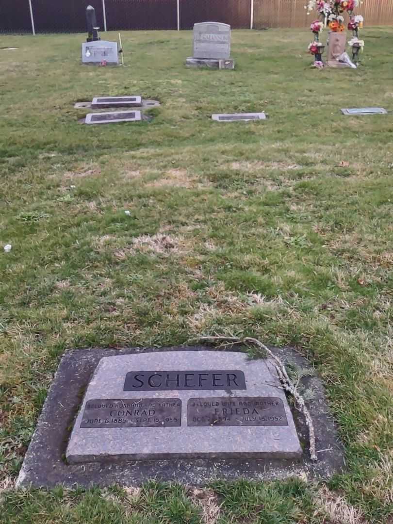 Frieda Schefer's grave. Photo 1