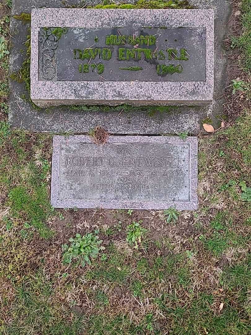 Robert Entwistle's grave. Photo 2