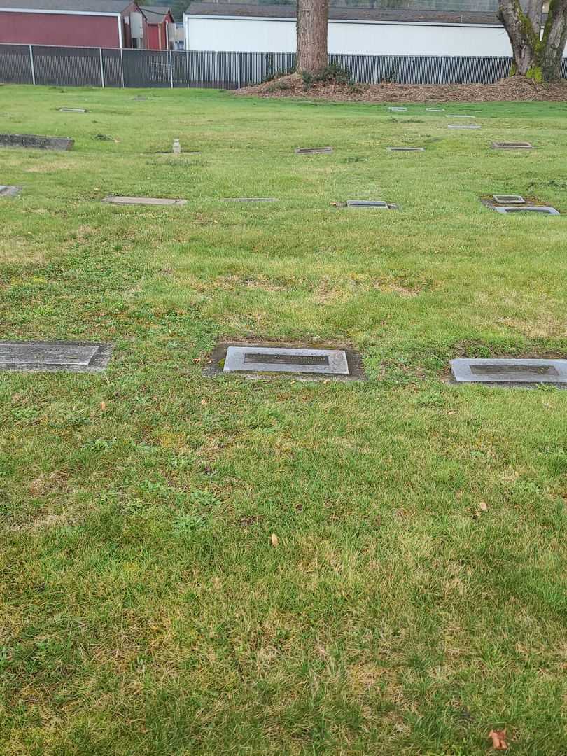 James W. MacDonald's grave. Photo 2