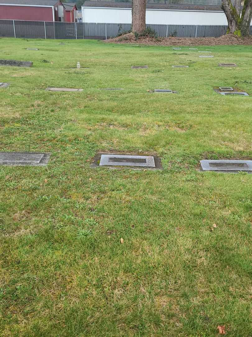 James W. MacDonald's grave. Photo 1