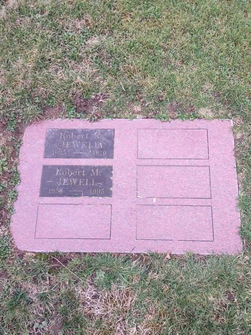Robert M. Jewell's grave. Photo 1
