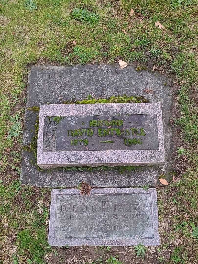 Robert Entwistle's grave. Photo 3