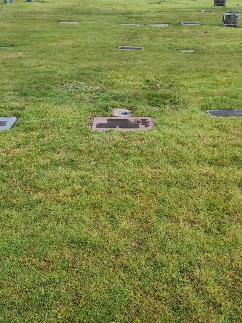Burdette Nairn's grave. Photo 2