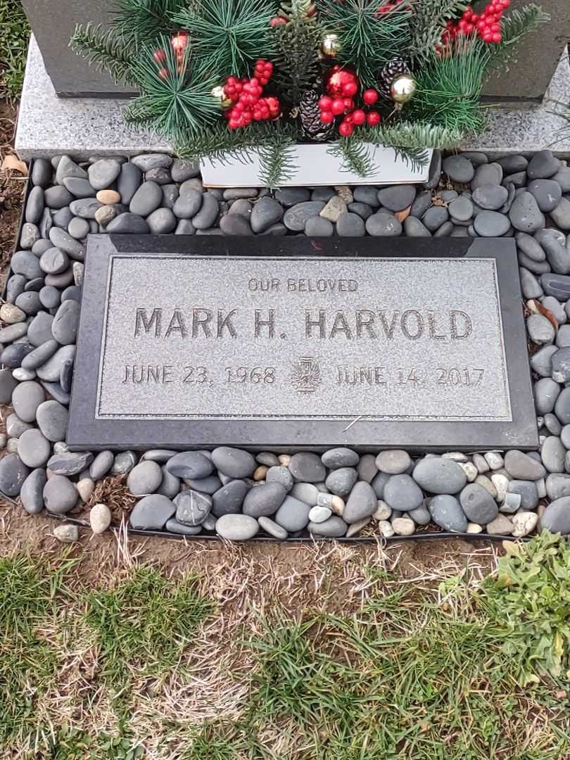 Mark H. Harvold's grave. Photo 2