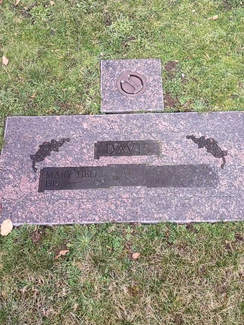 Harold R. Davis's grave. Photo 1