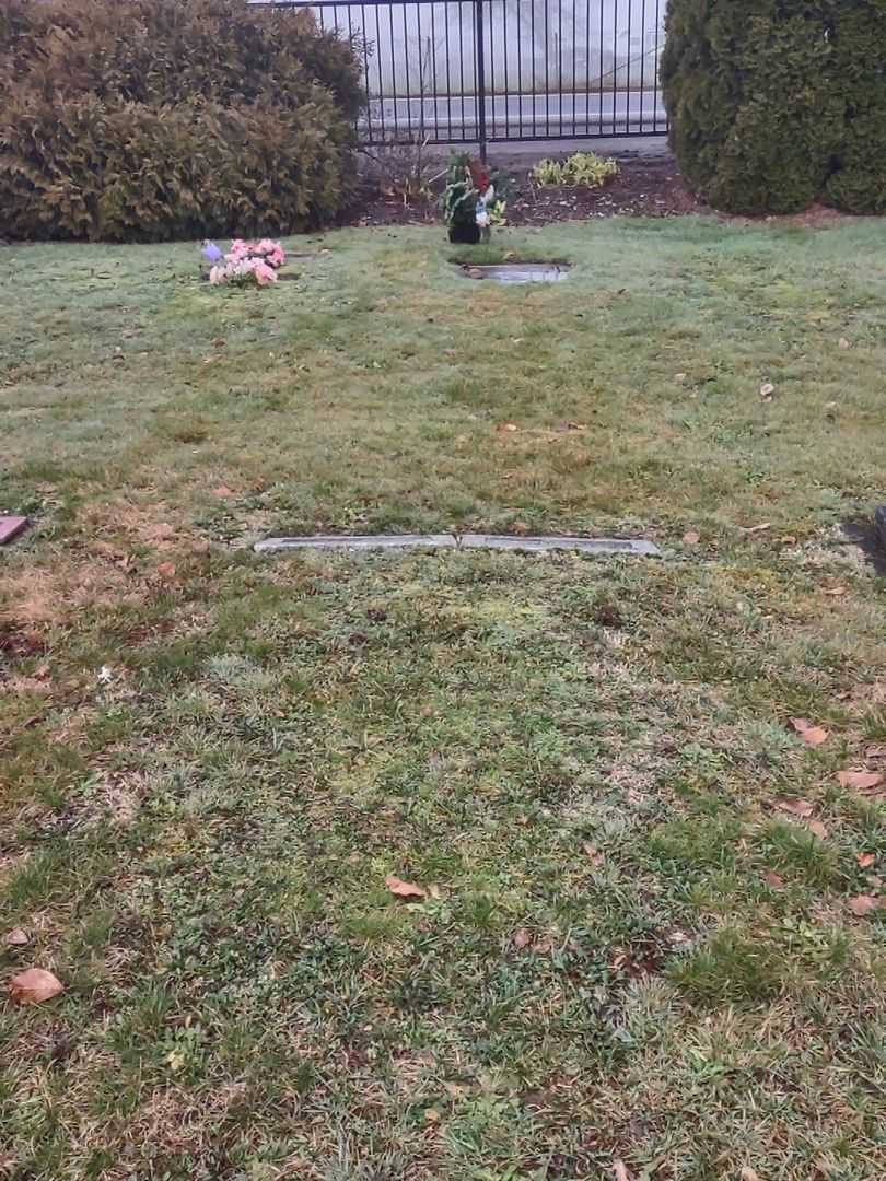 Shirley C. Darnell's grave. Photo 2