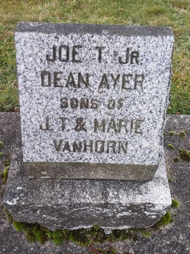 Joe T. Vanhorn Junior's grave. Photo 2