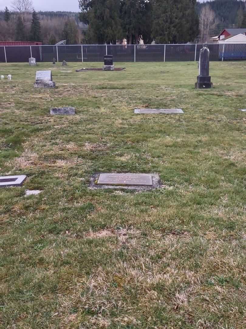 Fairlan L. Harris's grave. Photo 1