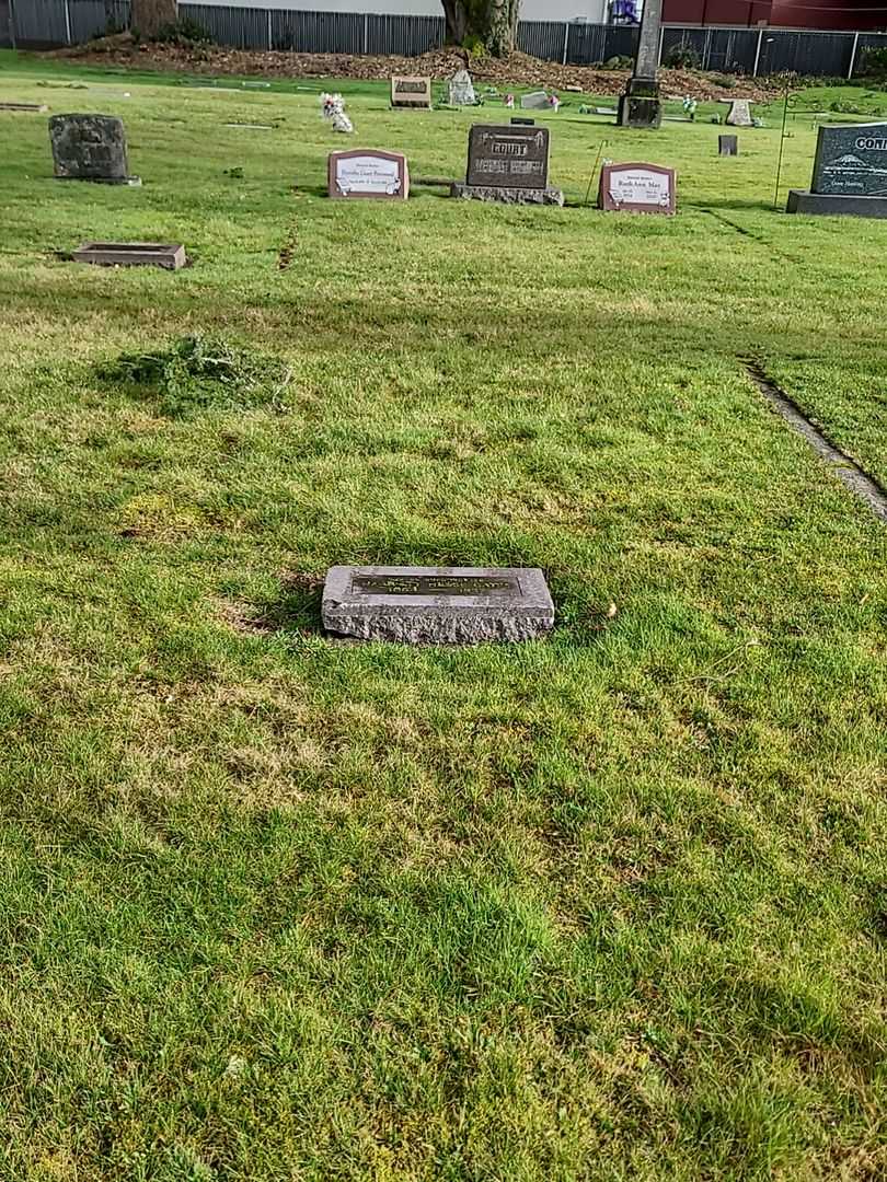 Harriett Hesse Gates's grave. Photo 1