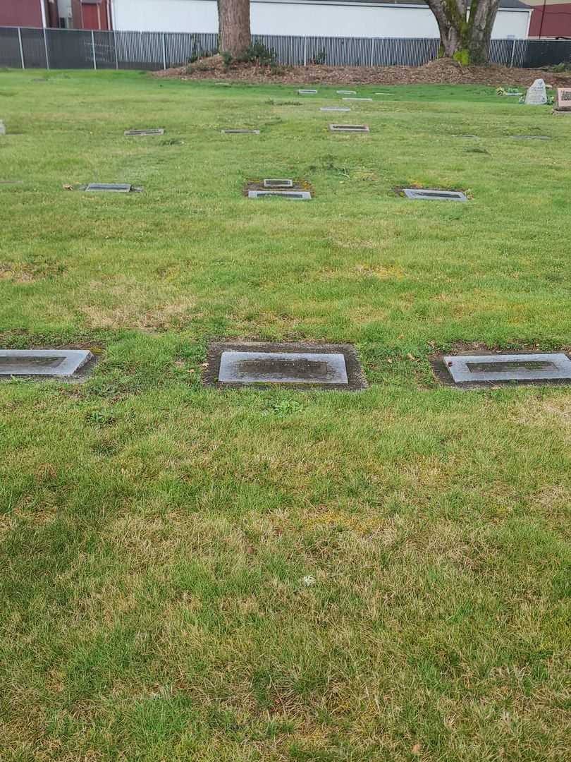 Hazel I. MacDonald's grave. Photo 1