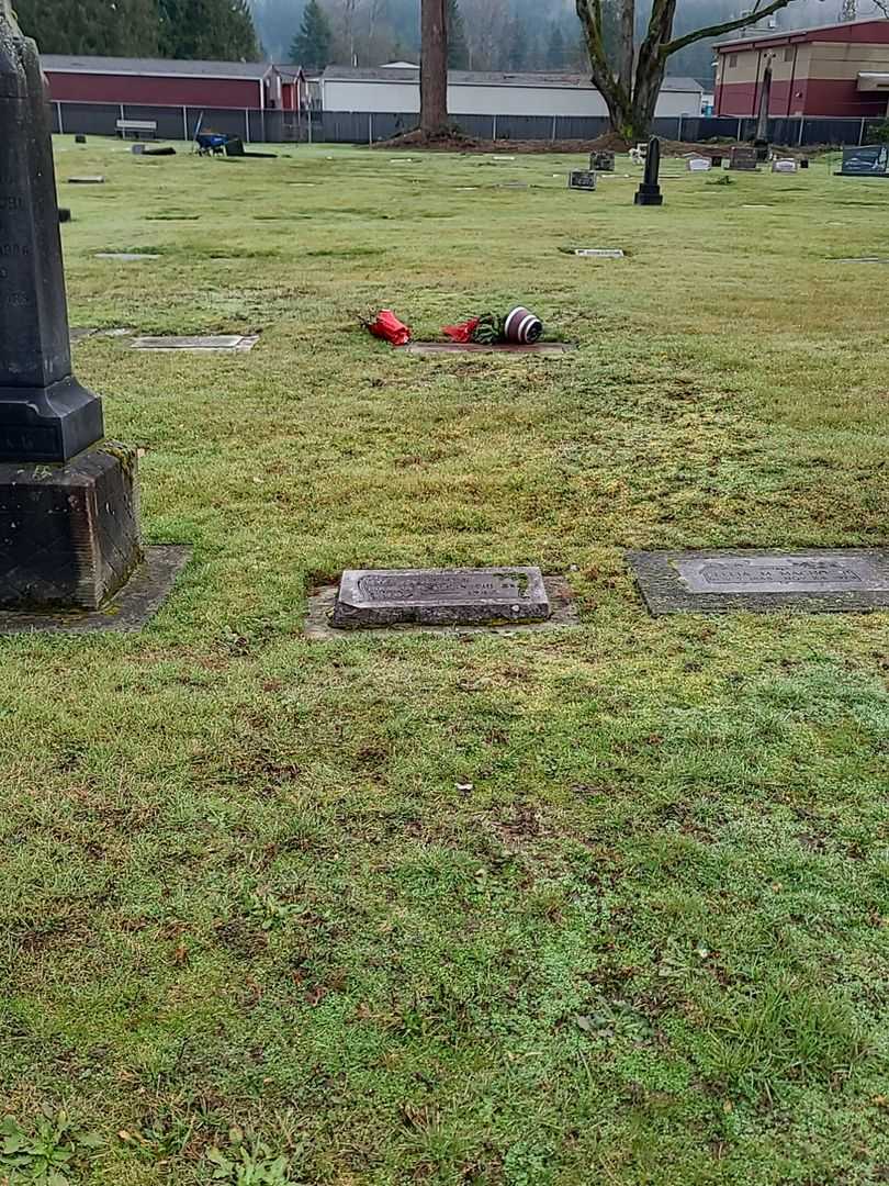 Senor Eugene G. Magnochi's grave. Photo 1