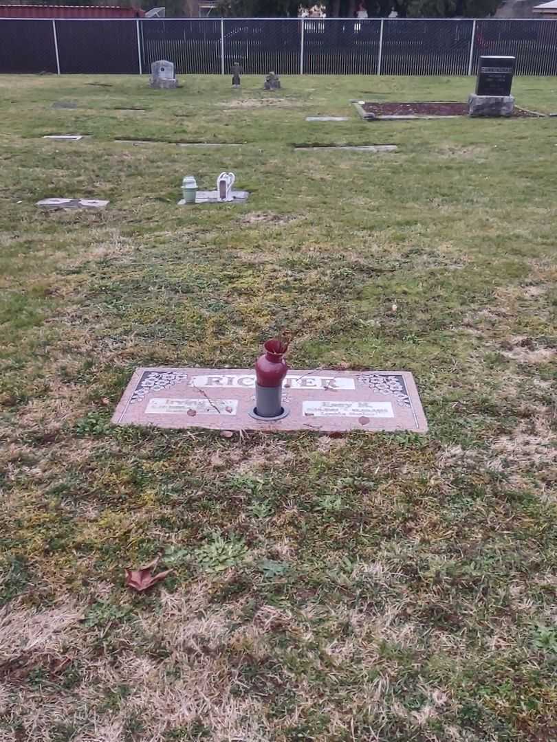 Essy M. Richter's grave. Photo 1