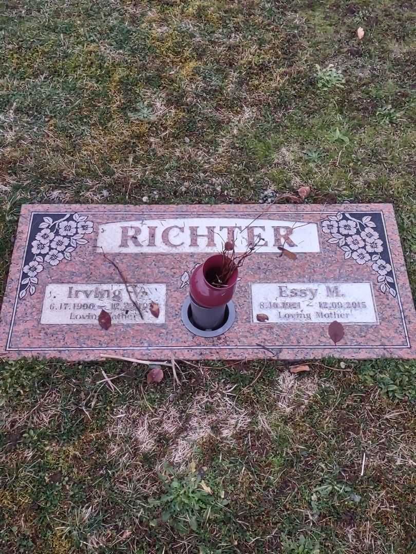 Essy M. Richter's grave. Photo 2