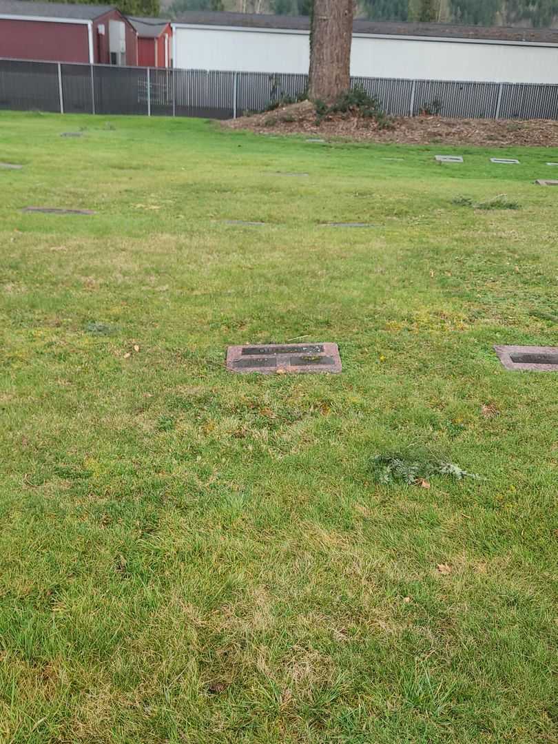 Ole Qualley's grave. Photo 2