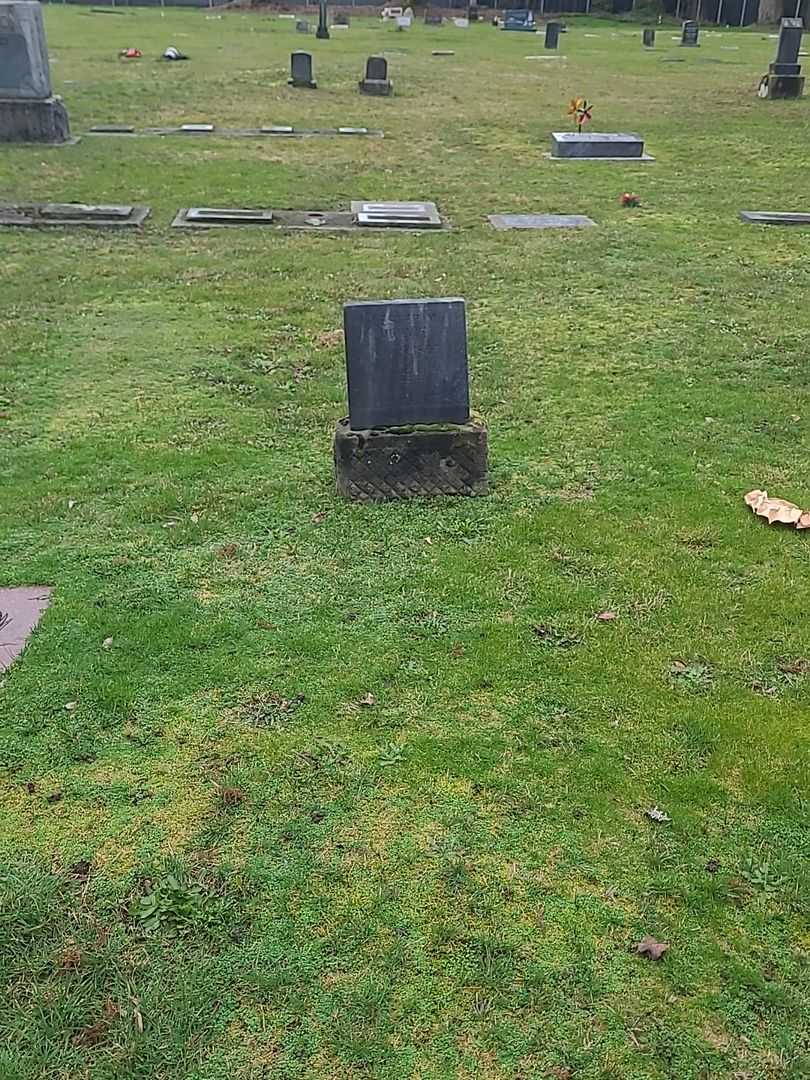 Lester M. Ogilvie's grave. Photo 1