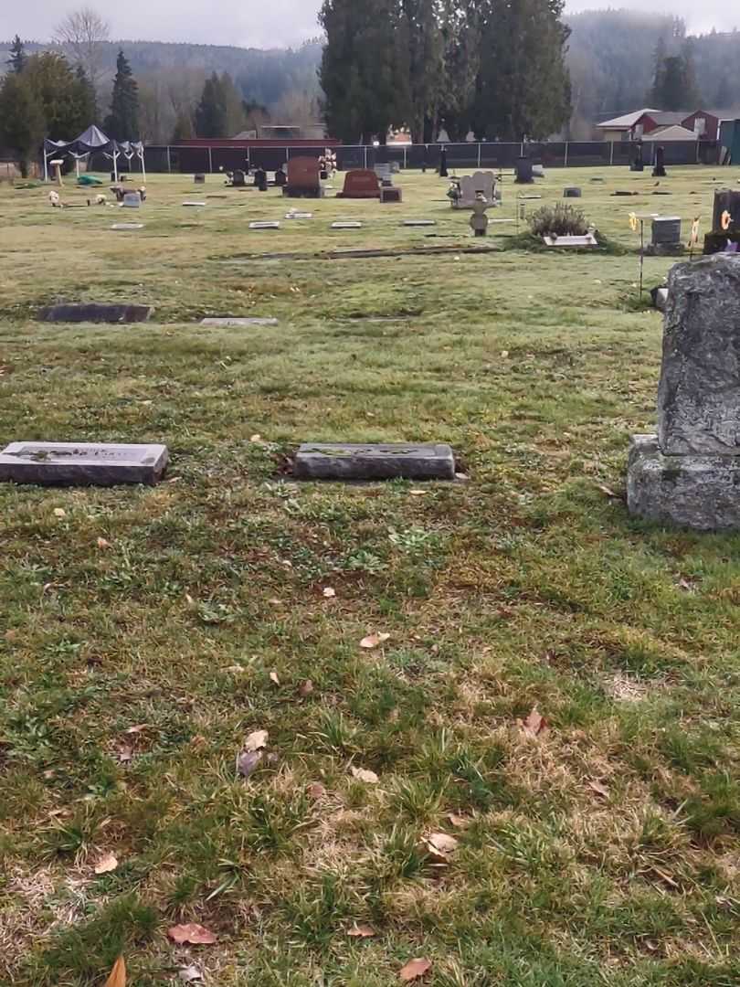 Julia Larsen's grave. Photo 1