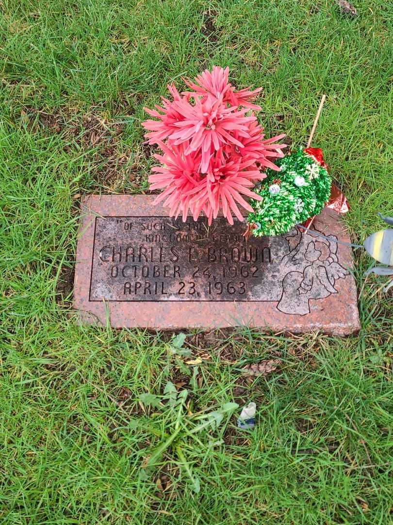 Baby Kahklen's grave. Photo 1