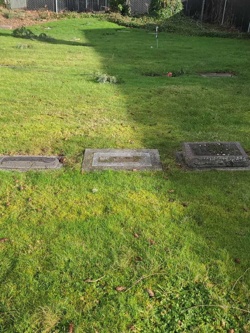 Elinor L. Parsons Dillman's grave. Photo 1