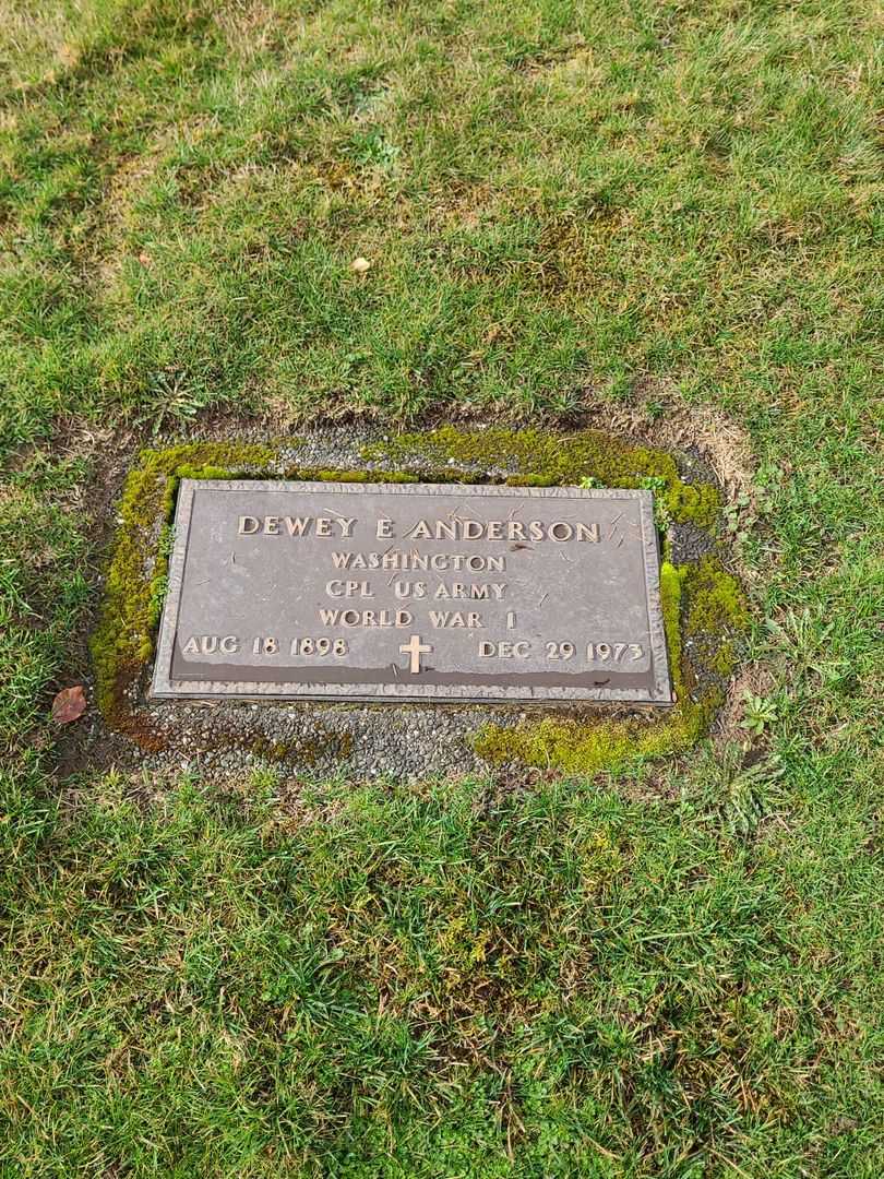 Dewey E. Anderson's grave. Photo 1