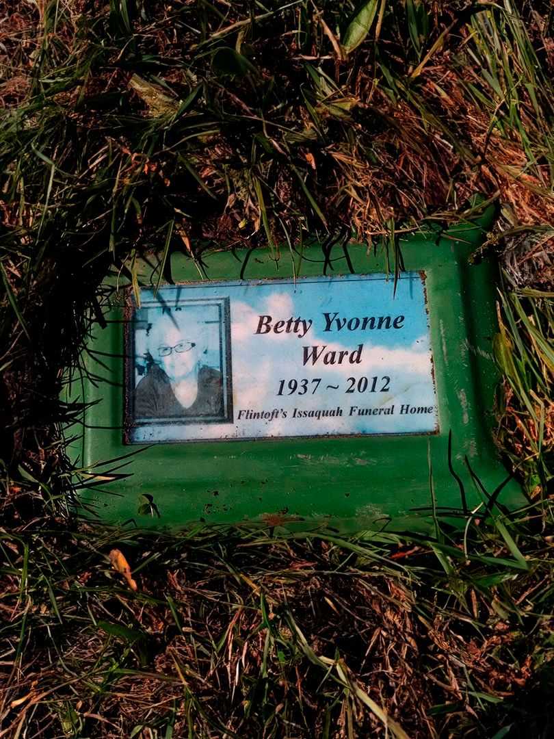 Betty Yvonne Ward's grave. Photo 3
