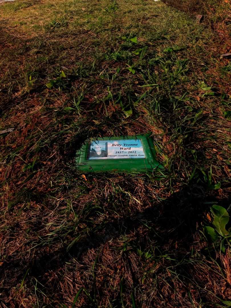 Betty Yvonne Ward's grave. Photo 2