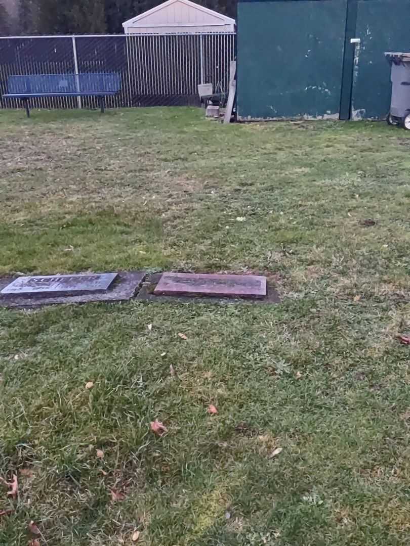 Everett F. Harrington's grave. Photo 1