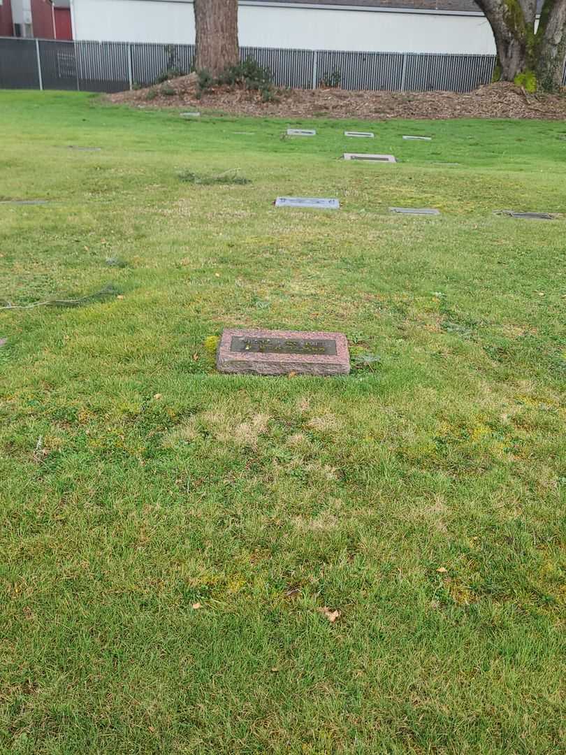 Minnie A. Qualley's grave. Photo 2