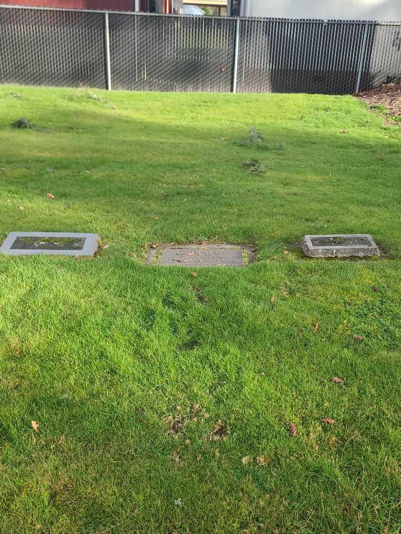 Clare L. Richey's grave. Photo 2