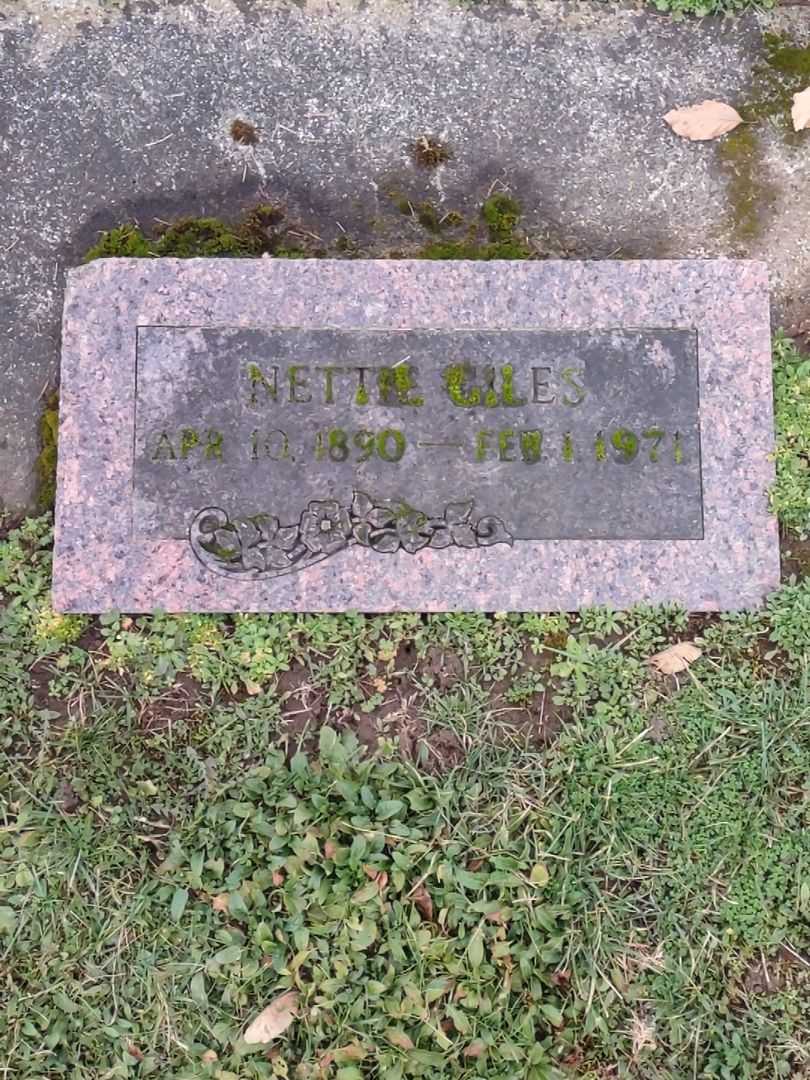 Nettie Giles's grave. Photo 1