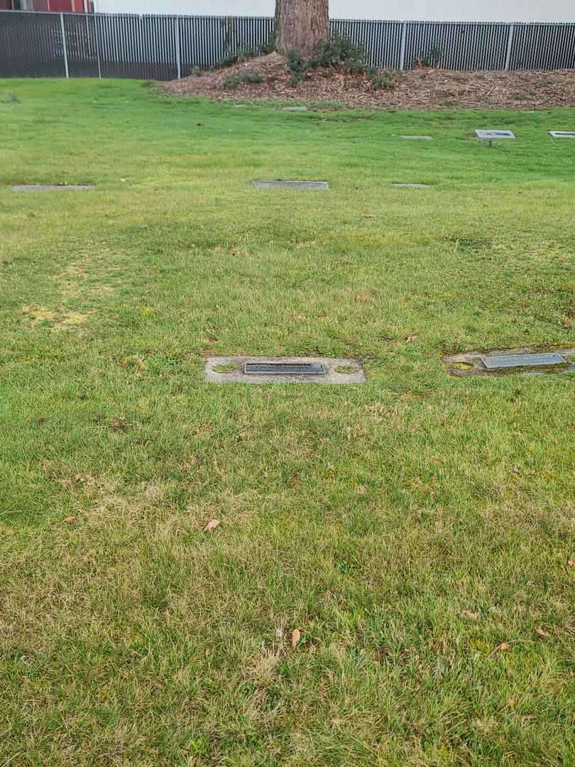 Emma Qualley's grave. Photo 2