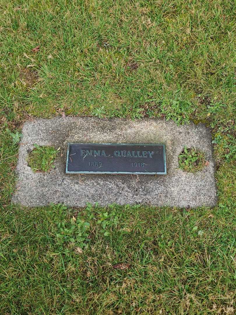 Emma Qualley's grave. Photo 1