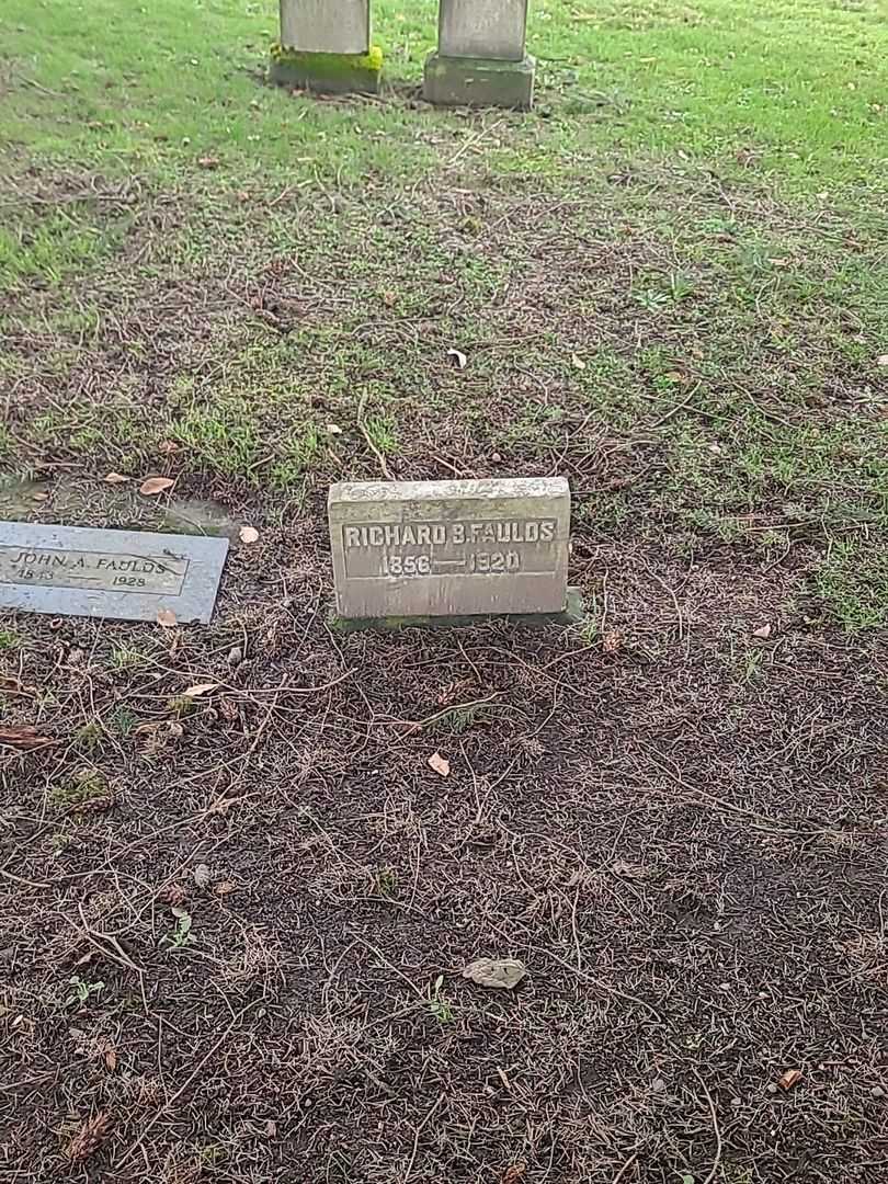 Richard B. Faulds's grave. Photo 2