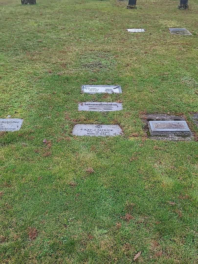 Helen Louse Patrick's grave. Photo 1