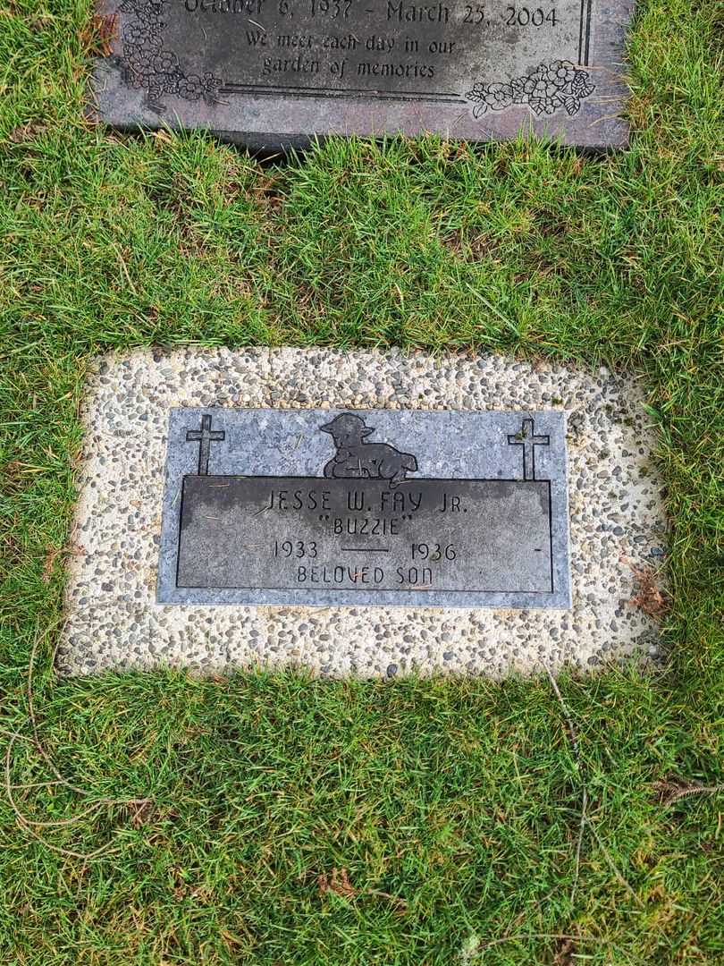 Jess W. "Buzzie" Fay Junior's grave. Photo 3