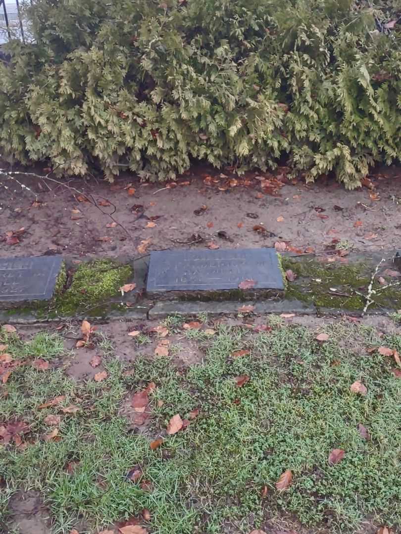 Frederick W. Bagwell's grave. Photo 2