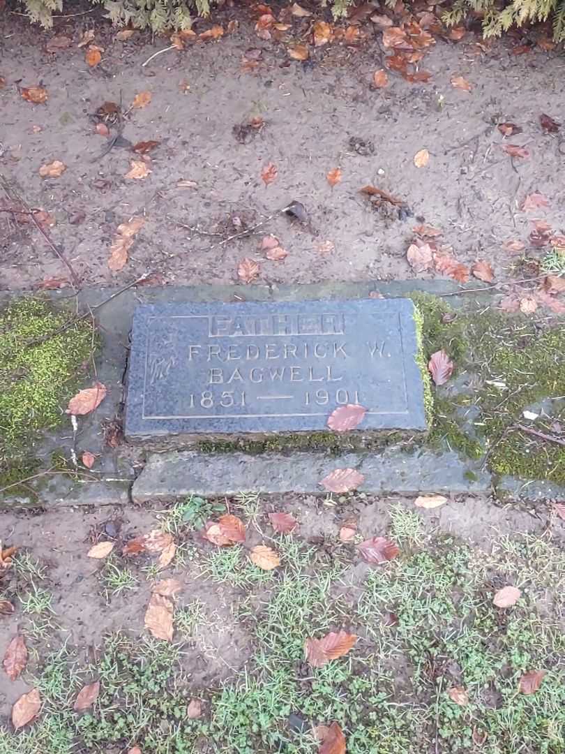 Frederick W. Bagwell's grave. Photo 1