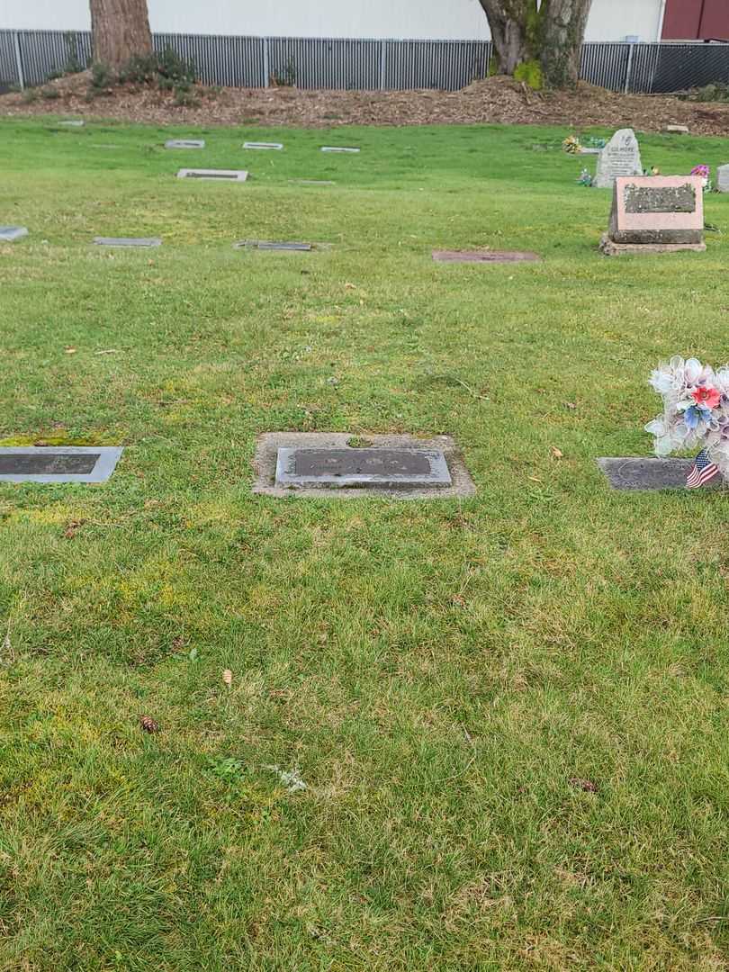Ida C. Larson's grave. Photo 2