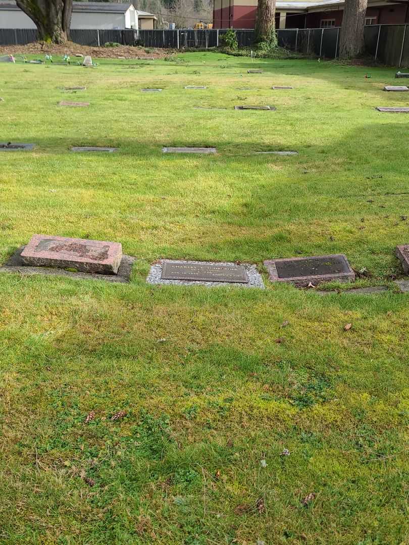 Charles Eugene Schroeder's grave. Photo 1