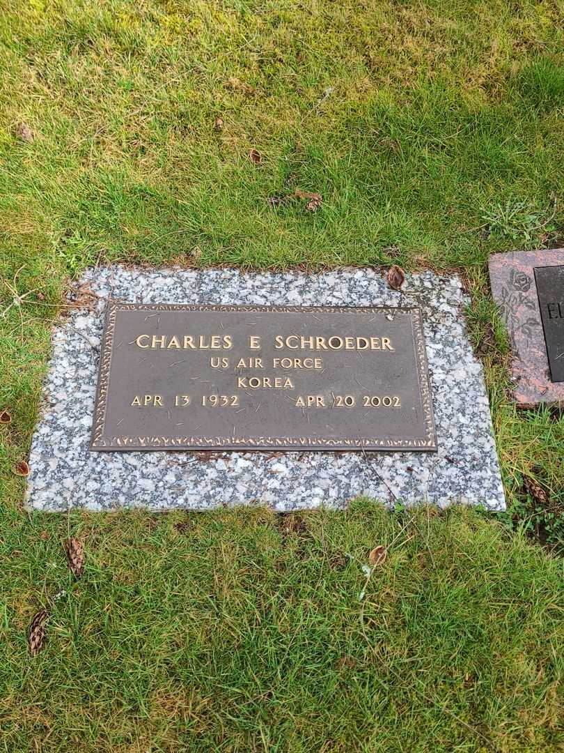 Charles Eugene Schroeder's grave. Photo 1