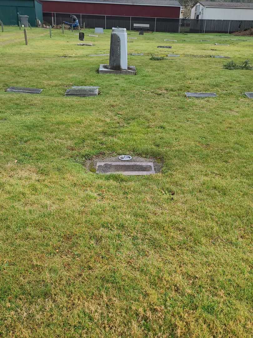 Mae Ann Albee's grave. Photo 1