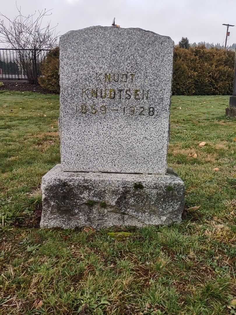 Knudt Knudtsen's grave. Photo 1