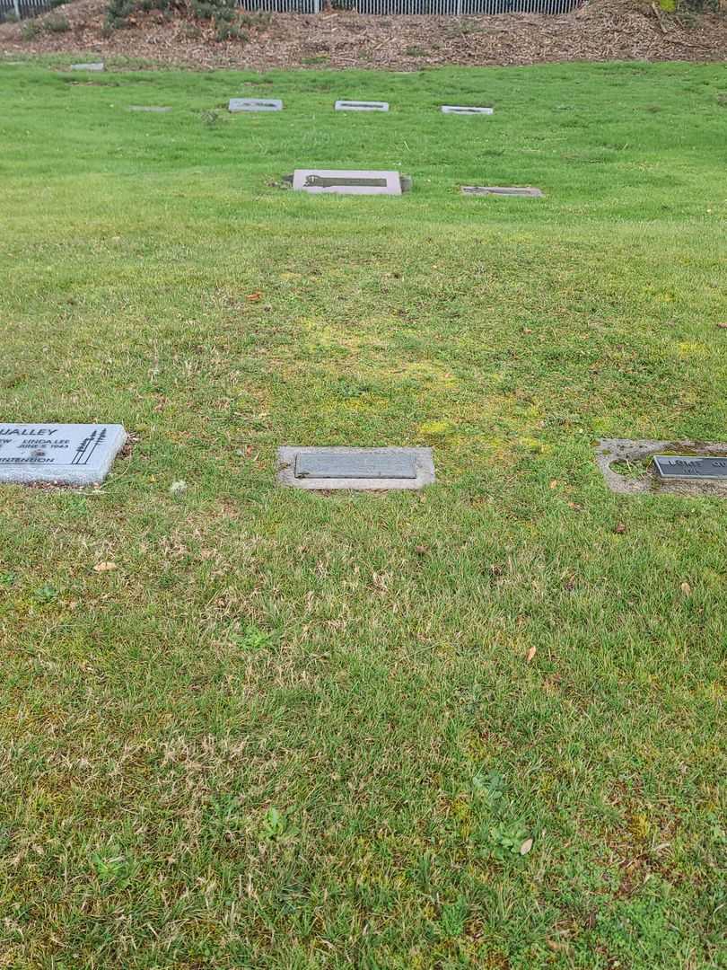 Loris Johnson Qualley's grave. Photo 2