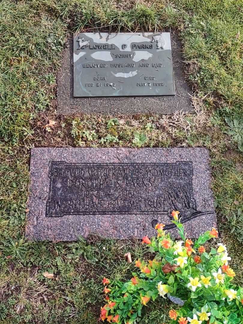 Lowell F. "Sonny" Parks's grave. Photo 1