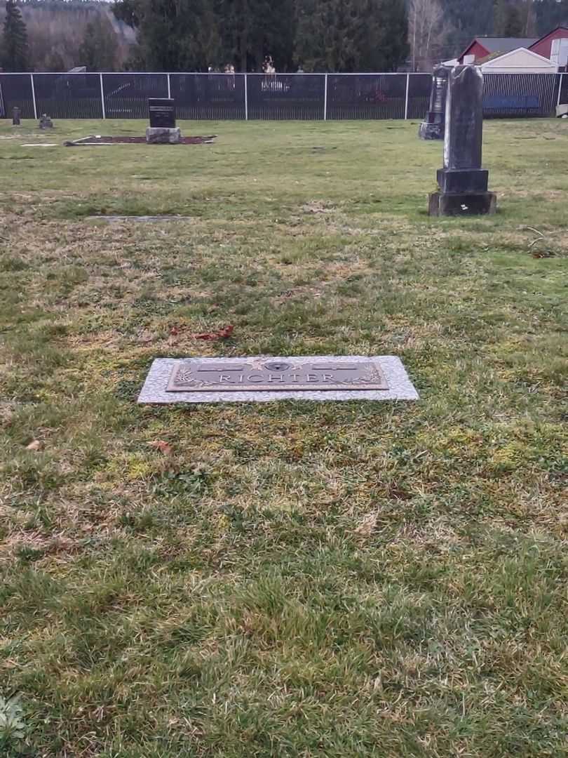 Amelia F. Richter's grave. Photo 2