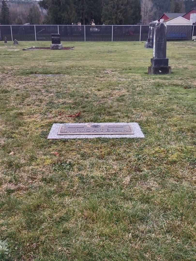 Amelia F. Richter's grave. Photo 1