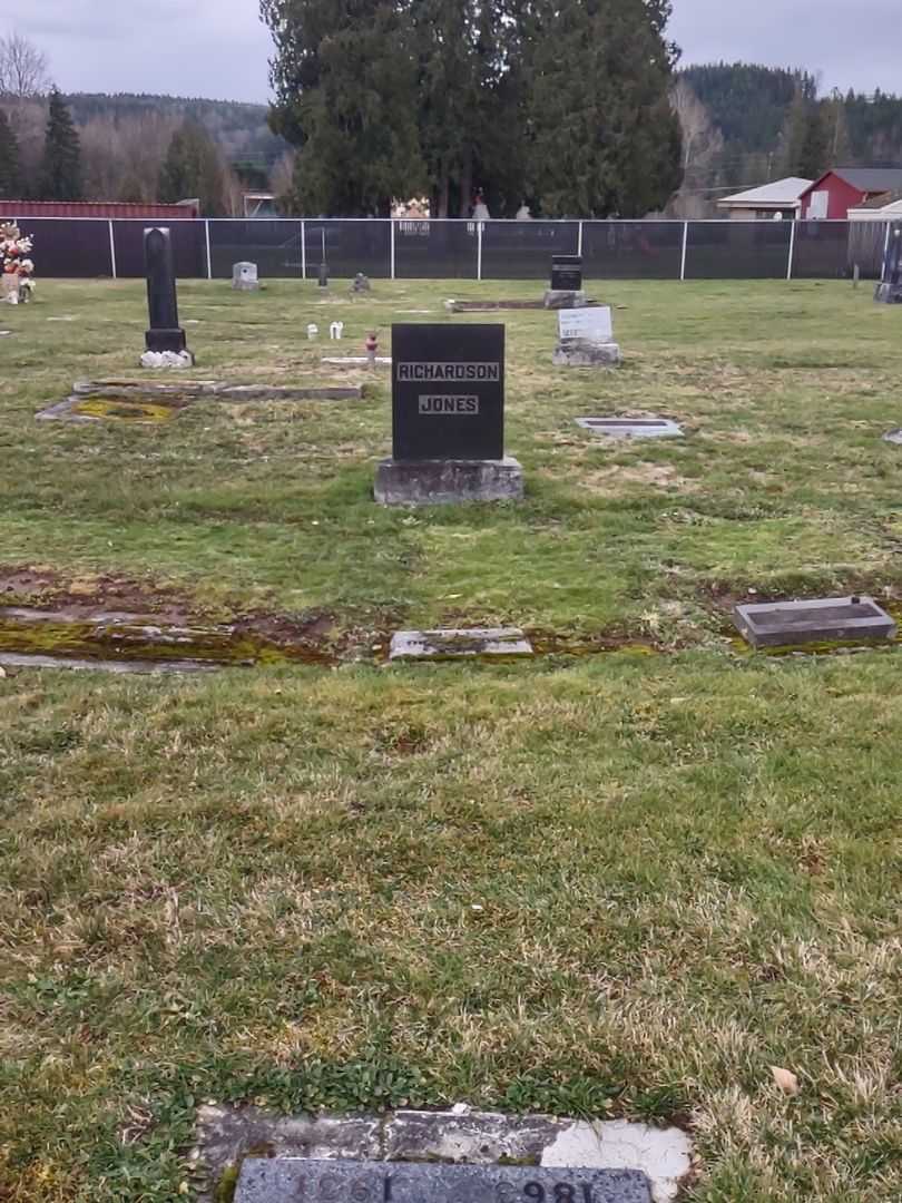 William C. Richardson's grave. Photo 2