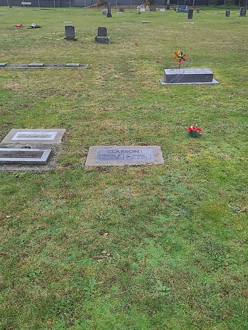 Helen S. Larson's grave. Photo 1