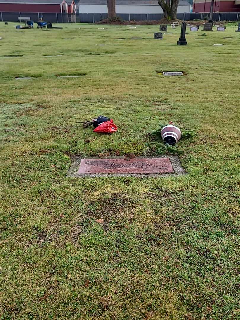 Lena I. Magnochi Thompson's grave. Photo 1