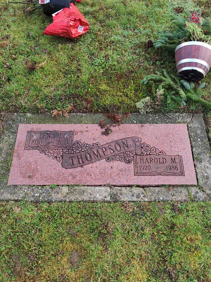 Lena I. Magnochi Thompson's grave. Photo 1