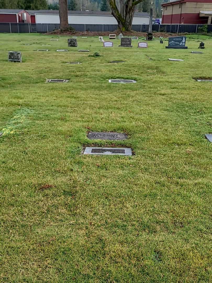 Fred S. Steere's grave. Photo 1